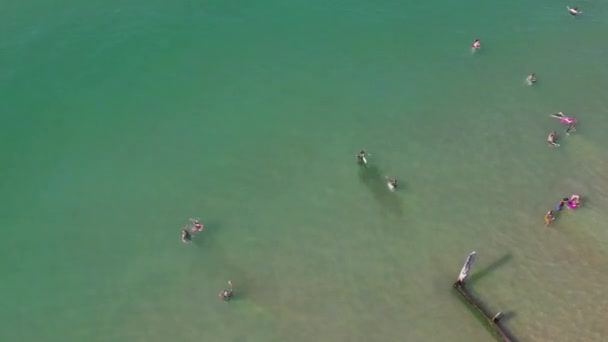 People Enjoying Relaxing Bournemouth Sandy Beach England Beautiful British Sea — Vídeo de stock