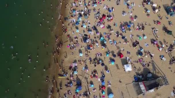 People Enjoying Relaxing Bournemouth Sandy Beach England Beautiful British Sea — Vídeo de Stock