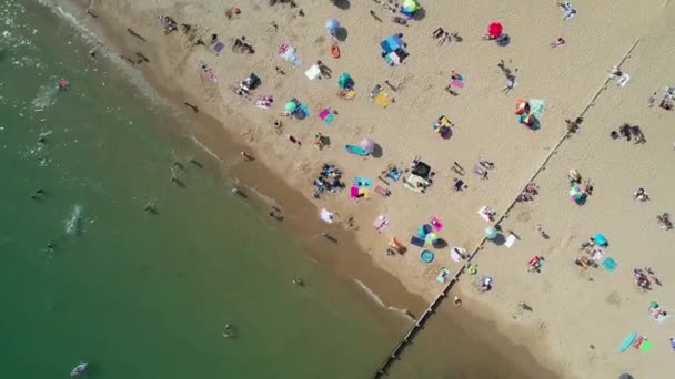 People Enjoying Relaxing Bournemouth Sandy Beach England Beautiful British Sea — Stockvideo