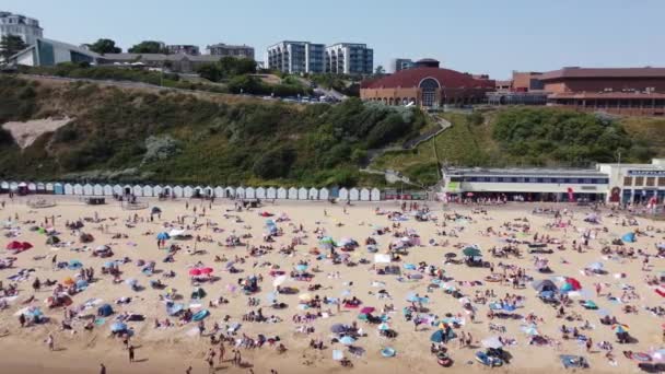 People Enjoying Relaxing Bournemouth Sandy Beach England Beautiful British Sea — 图库视频影像