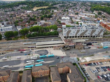 Londra Luton Kasabası 'nın Yüksek Açılı Görüntüsü ve İngiltere Tren Yolları ile Central City Tren İstasyonu' nun Hava Görüntüsü