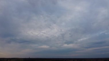 Günbatımında İngiltere 'nin üzerinde Güzel Gökyüzü Renkleri ve Bulutlar