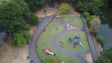 Yüksek açı ve Göl Havacılık, Luton England 'daki Yerel Serbest Erişim Parkı' nda Çocuklar için oyun alanı