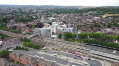 İngiltere 'nin Luton Tren İstasyonu' ndaki tren ve rayların hava görüntüleri ve yüksek açılı görüntüsü.