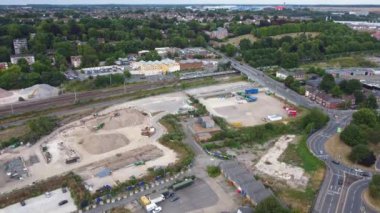 İngiltere 'nin Londra merkezindeki Luton Tren İstasyonu' nda trenin hava görüntüleri ve yüksek açılı görüntüsü