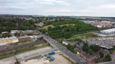 İngiltere 'nin Londra merkezindeki Luton Tren İstasyonu' nda trenin hava görüntüleri ve yüksek açılı görüntüsü