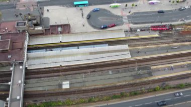 Luton Tren İstasyonu ve İngiltere 'nin Luton Kasabası Şehir Merkezi' ndeki raylarda hava görüntüleri ve yüksek açılı tren.