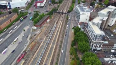 Luton Tren İstasyonu ve İngiltere 'nin Luton Kasabası Şehir Merkezi' ndeki raylarda hava görüntüleri ve yüksek açılı tren.