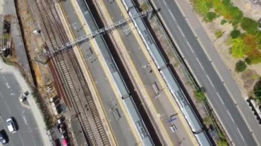 Luton Tren İstasyonu ve İngiltere 'nin Luton Kasabası Şehir Merkezi' ndeki raylarda hava görüntüleri ve yüksek açılı tren.