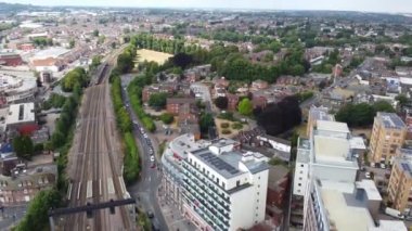 Luton Tren İstasyonu ve İngiltere 'nin Luton Kasabası Şehir Merkezi' ndeki raylarda hava görüntüleri ve yüksek açılı tren.