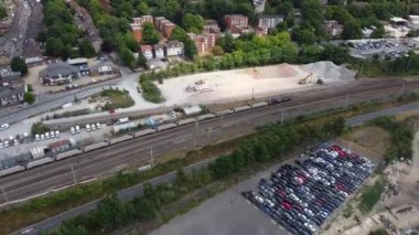 Luton Tren İstasyonu ve İngiltere 'nin Luton Kasabası Şehir Merkezi' ndeki raylarda hava görüntüleri ve yüksek açılı tren.