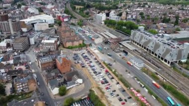 Luton Tren İstasyonu ve İngiltere 'nin Luton Kasabası Şehir Merkezi' ndeki raylarda hava görüntüleri ve yüksek açılı tren.