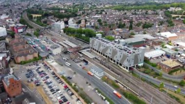 Luton Tren İstasyonu ve İngiltere 'nin Luton Kasabası Şehir Merkezi' ndeki raylarda hava görüntüleri ve yüksek açılı tren.