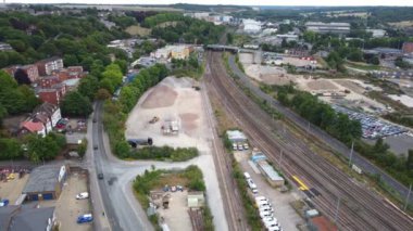 İngiltere 'nin Luton kasabasındaki Tren ve Tren Yollarının Yüksek Açılı Hava Görüntüsü