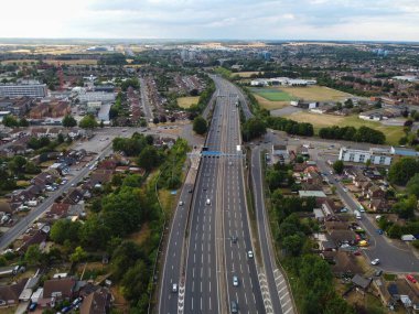 Luton City ve İngiltere kırsalından geçen İngiliz Karayolları ve Trafik Yüksek Açı görüntüsü