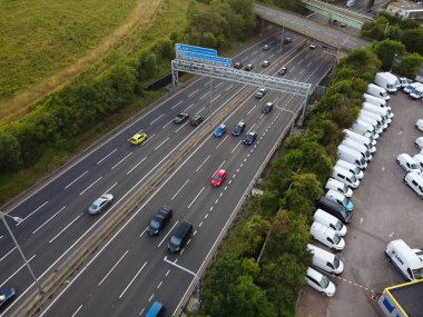 Luton City ve İngiltere kırsalından geçen İngiliz Karayolları ve Trafik Yüksek Açı görüntüsü