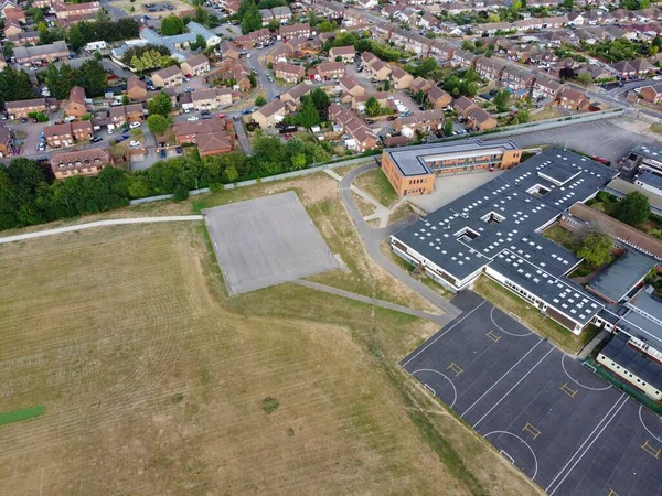 İngiltere 'nin Luton şehrindeki oyun alanının hava görüntüsü ve yüksek açılı görüntüleri.
