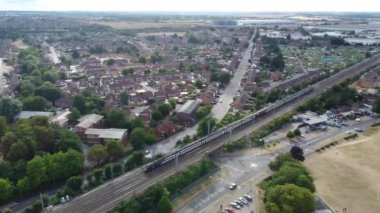 Leagrave Luton Şehir Tren İstasyonu ve İngiltere Şehri 'ndeki tren raylarının hava görüntüleri ve yüksek açılı görüntüsü.