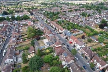 Sıcak ve güneşli bir günde İngiltere 'nin Luton şehrinin yerleşim yerinin hava görüntüsü