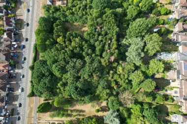 Sıcak ve güneşli bir günde İngiltere 'nin Luton şehrinin yerleşim yerinin hava görüntüsü