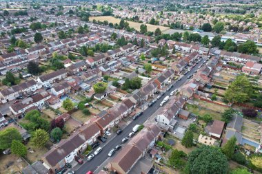 Sıcak ve güneşli bir günde İngiltere 'nin Luton şehrinin yerleşim yerinin hava görüntüsü