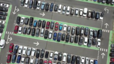 İngiltere 'nin Luton Town şehrinin merkezindeki bina ve çatı katındaki modern otoparkın yüksek açılı görüntüleri.