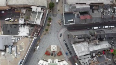 İngiltere 'nin Luton Town şehrinin merkezindeki bina ve çatı katındaki modern otoparkın yüksek açılı görüntüleri.