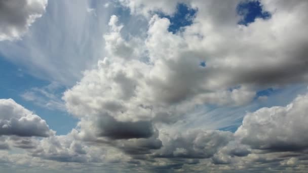 Γρήγορη Κινούμενα Δραματικά Σύννεφα Πάνω Από Την Αγγλία Υψηλής Γωνίας — Αρχείο Βίντεο