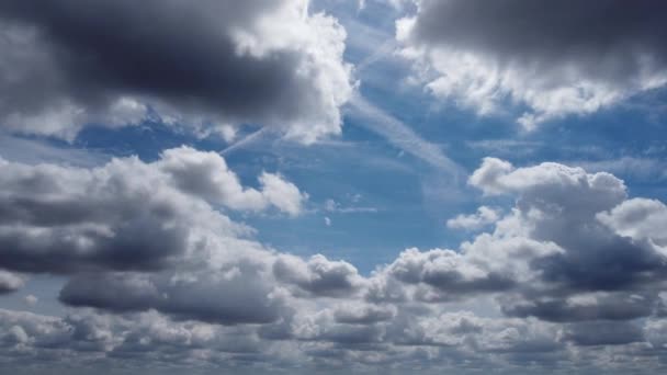 Γρήγορη Κινούμενα Δραματικά Σύννεφα Πάνω Από Την Αγγλία Υψηλής Γωνίας — Αρχείο Βίντεο