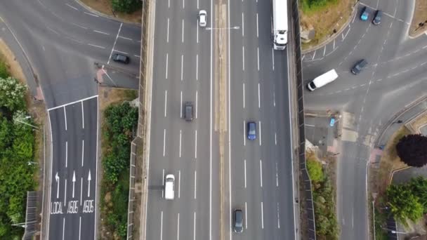 Luftaufnahme Britischer Autobahnen Mit Schnell Fahrendem Verkehr Zur Hauptverkehrszeit J11 — Stockvideo