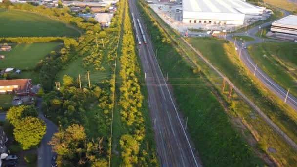 Fast Train Moving Tracks Sunset Time Luton Town England Footage — Stockvideo