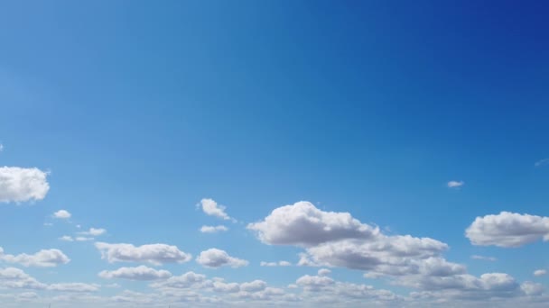 Быстрые Движущиеся Драматические Облака Над Англией Кадры Высокого Угла Дрона — стоковое видео