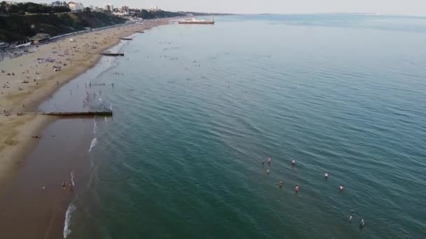 Люди Наслаждаются Отдыхают Борнмутском Пляже Англии Footage Taken Bournemouth Beach — стоковое видео