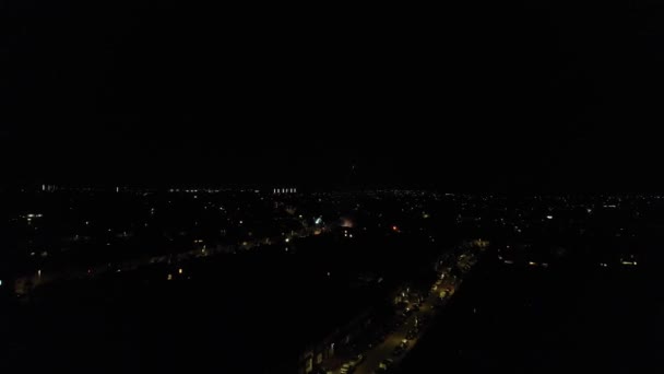 Живой Фейерверк Над Английским Городом Лутон Ветреную Ночь Ночной Полет — стоковое видео