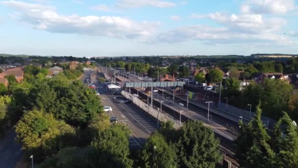 Вид Воздуха Британский Центр Города Лутон Англия Железнодорожным Вокзалом Поездом — стоковое видео