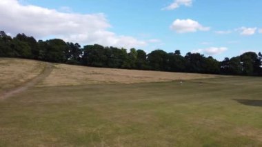 İngiltere 'nin Luton kasabasındaki yerel halk parkının yüksek açılı görüntüleri.