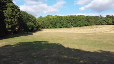 İngiltere 'nin Luton kasabasındaki yerel halk parkının yüksek açılı görüntüleri.