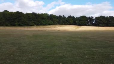 İngiltere 'nin Luton kasabasındaki yerel halk parkının yüksek açılı görüntüleri.