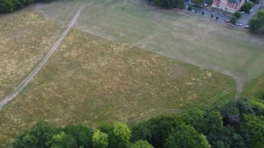 İngiltere 'nin Luton kasabasındaki yerel halk parkının yüksek açılı görüntüleri.