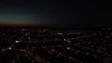 Geceleri Luton Town of England 'ın muhteşem hava manzarası. İHA 'nın kamerasıyla Yüksek Açı Görüntüsü
