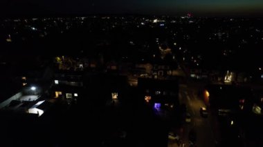 Geceleri Luton Town of England 'ın muhteşem hava manzarası. İHA 'nın kamerasıyla Yüksek Açı Görüntüsü