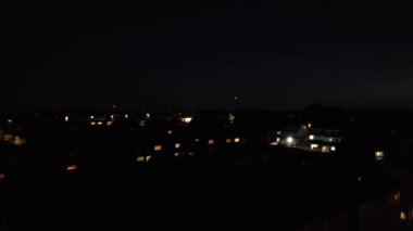 Geceleri Luton Town of England 'ın muhteşem hava manzarası. İHA 'nın kamerasıyla Yüksek Açı Görüntüsü