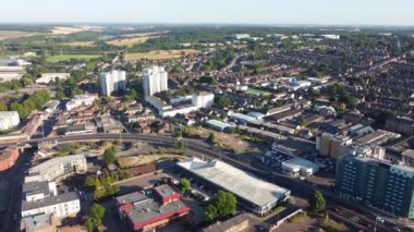 Luton Şehir Merkezi Binaları Yüksek Açı Görünümü, İngiliz Şehri üzerindeki Drone Görüntüsü
