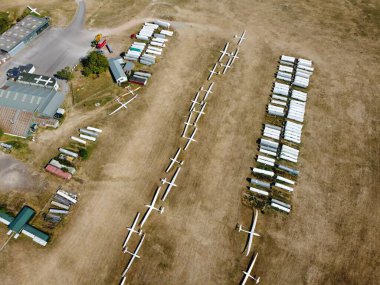 Hava Planörü Uçakları İngiltere 'de Dunstable Downs sahasına park edildi.