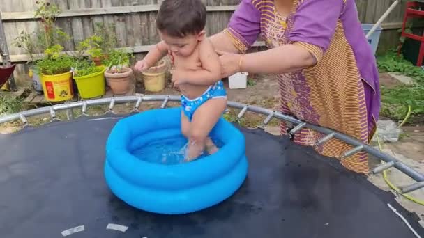 Jeden Rok Staré Asijské Dítě Chlapec Těší Vodní Lázni — Stock video