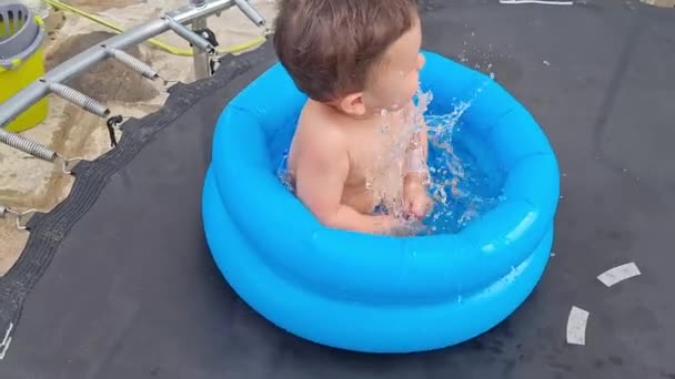 一年大的亚洲男婴在水桶里享受着快乐 — 图库视频影像