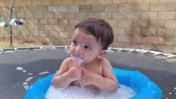 Ein Jahr Alter Asiatischer Junge Genießt Wasserwanne — Stockvideo