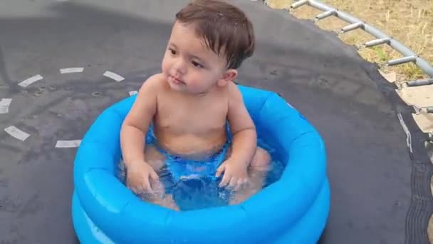Ano Idade Asiático Bebê Menino Está Desfrutando Banheira Água — Vídeo de Stock