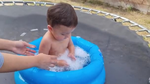 Ein Jahr Alter Asiatischer Junge Genießt Wasserwanne — Stockvideo