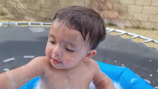 Ett Gammal Asiatisk Baby Pojke Njuter Vattenbad — Stockvideo